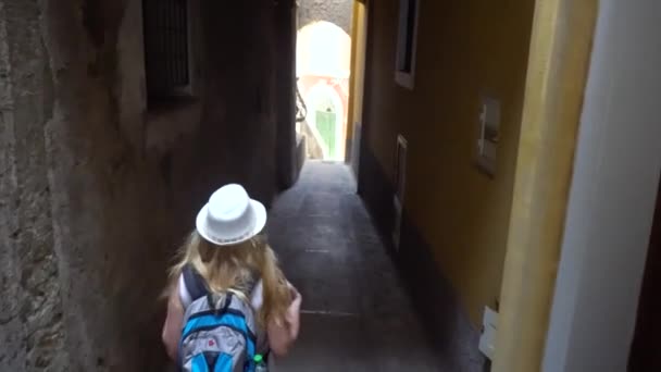 Junge Frau auf Capri-Insel unterwegs — Stockvideo