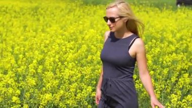 Genç sarışın kadın güzel kolza tohumu alanında poz