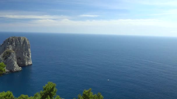 Schöne Aussicht auf die Insel Capri — Stockvideo