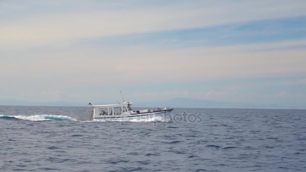 Viagem de navio em torno da ilha de Capri — Vídeo de Stock