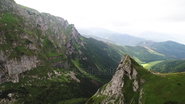 Vuelo en montañas cerca del pico Gewont — Vídeos de Stock