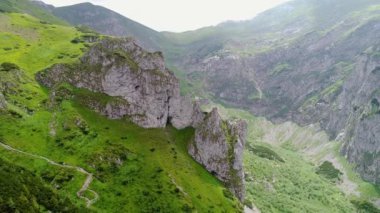 Gewont peak yakınındaki dağlarda uçuş