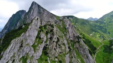 Gewont peak yakınındaki dağlarda uçuş