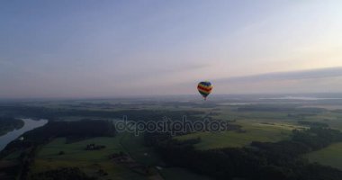 erken mornig, yeşil toprakları üzerinde hava balon