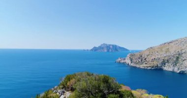 Genç kadın dağlarda Amalfi coast üzerinde hiking. Ağır çekim