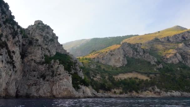 Podróż statkiem wokół wyspy Capri — Wideo stockowe