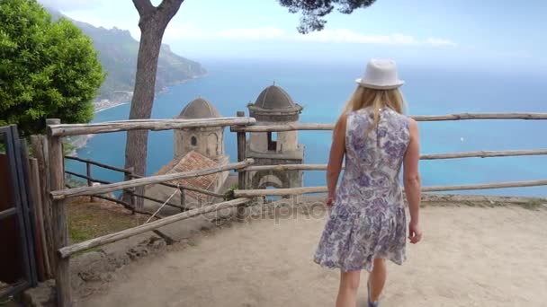 Junge blonde Frau spaziert in ravello bei italien — Stockvideo