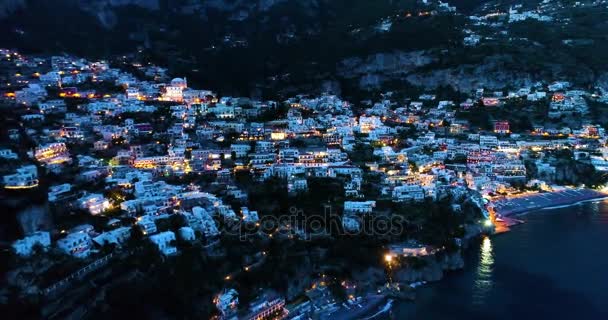 Hermoso vuelo sobre Positano en la costa de Amalfi en Italia — Vídeos de Stock