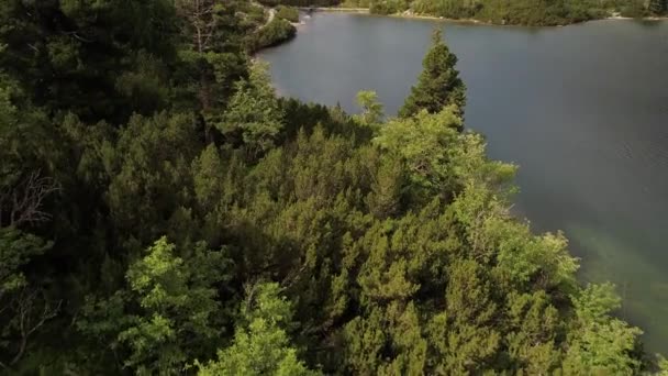 Воздушный вид на озеро в горах — стоковое видео