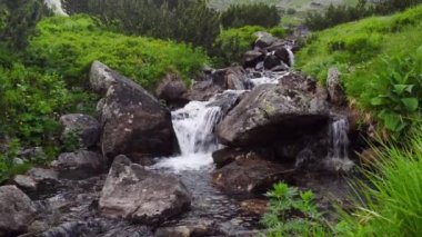 dağlarda güzel waterfals