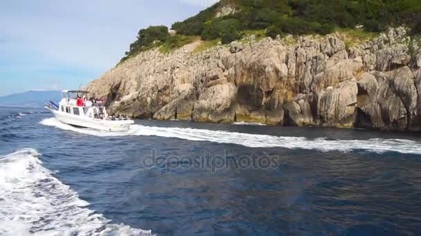Поездка на корабле вокруг острова Капри — стоковое видео