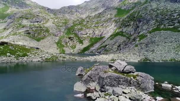 Vue aérienne du lac en montagne — Video