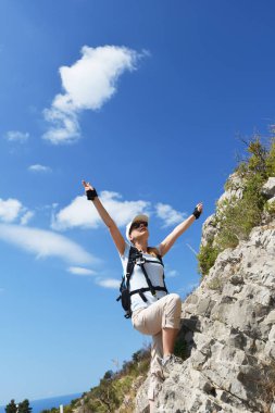 kadın dağın zirveye tırmanıyor.