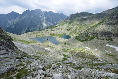 yamaçları ve Dağları doruklarına
