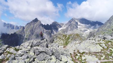 yamaçları ve Dağları doruklarına
