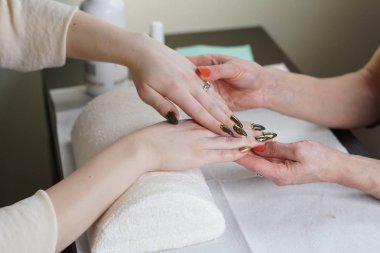 Şevval Özçelik Güzellik Manikür yapıyor