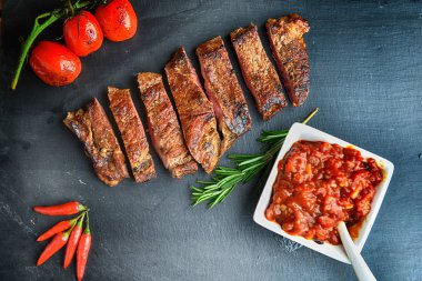 biftek ve sebze siyah plaka üzerinde