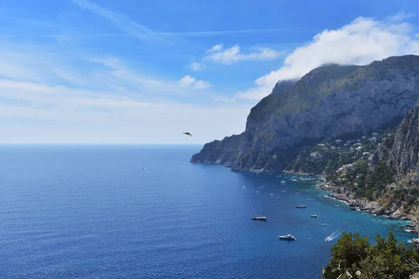 Kayalar ve deniz mavi gökyüzü altında