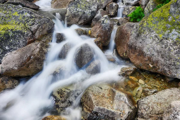 Arroyo con agua corriente en las montañas —  Fotos de Stock
