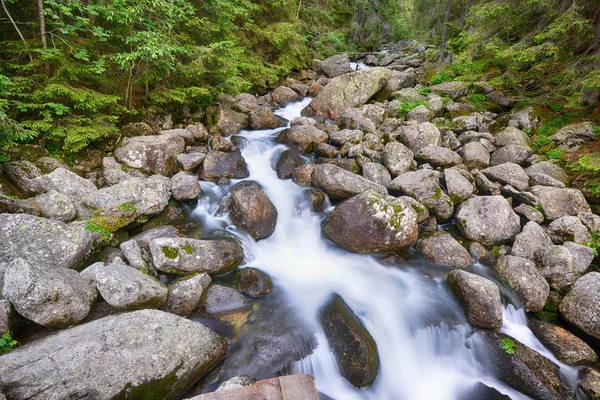 Creek z bieżącą wodą, w górach — Zdjęcie stockowe