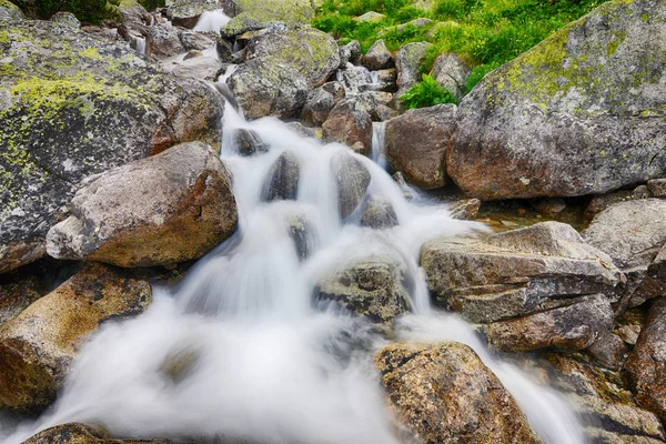 Torrente con acqua corrente in montagna — Foto Stock