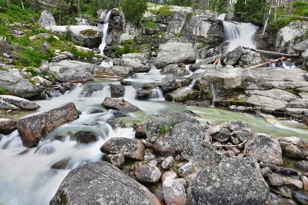 Sungai dengan air mengalir di pegunungan — Stok Foto