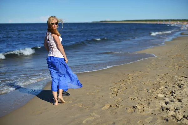 Mulher na praia de areia — Fotografia de Stock