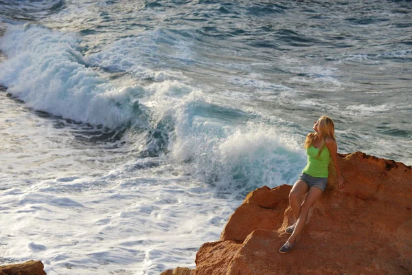 mavi deniz kenarında genç kadın 