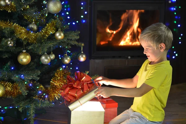 Kleine jongen in de buurt van de kerstboom — Stockfoto