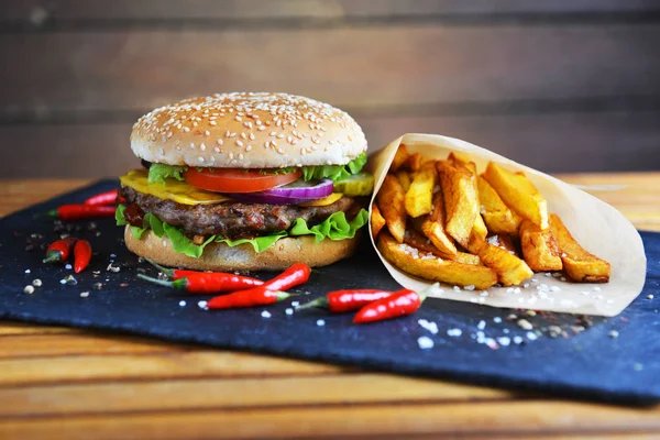  Patates kızartmalı hamburger.