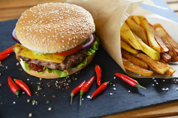  Patates kızartmalı hamburger.