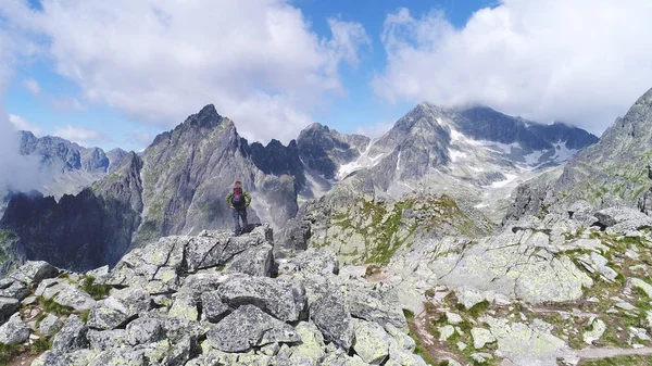 yamaçları ve Dağları doruklarına