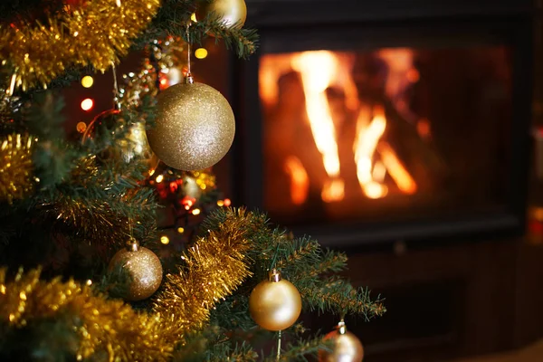 Christmas tree in interior with fireplace — Stock Photo, Image