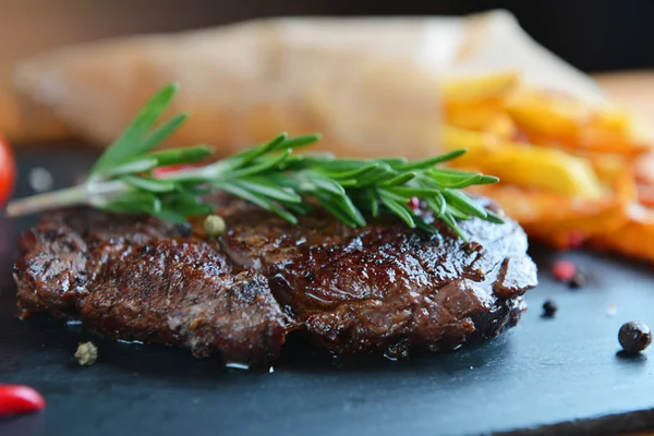 Patates kızartması ve biftek