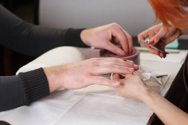 El esteticista está haciendo manicura. — Foto de Stock