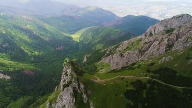 Gewont peak yakınındaki dağlarda uçuş