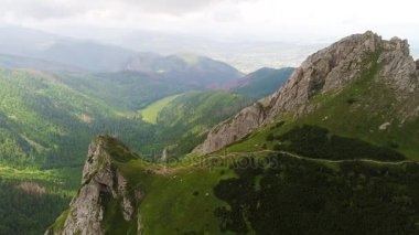 Gewont peak yakınındaki dağlarda uçuş