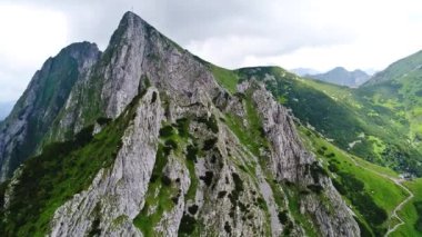 Gewont peak yakınındaki dağlarda uçuş