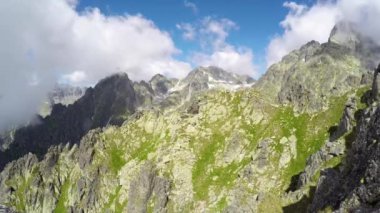 bulutlar Dağların üzerinden hareket görünümünü Timelapse