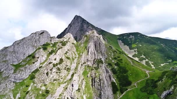 Voo em montanhas perto do pico de Gewont — Vídeo de Stock