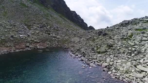 Flygfoto över sjön i bergen — Stockvideo
