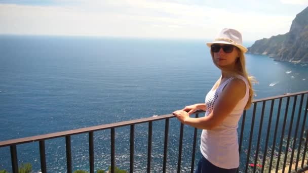 A Capri-szigetre utazik, fiatal nő — Stock videók