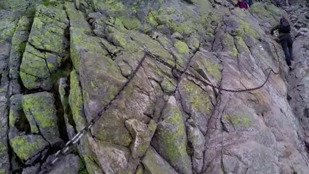 Arrampicata con catene in montagna — Video Stock