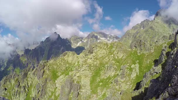Bulutlar Dağların üzerinden hareket görünümünü Timelapse — Stok video
