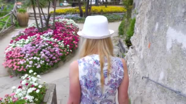 Unga blonda kvinnan promenader i Ravello på Italien — Stockvideo