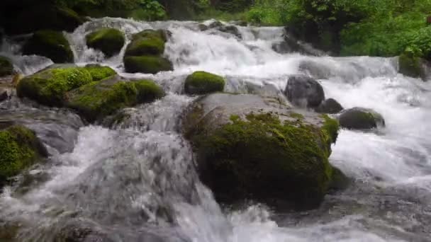 Hermosos waterfals en montañas — Vídeo de stock