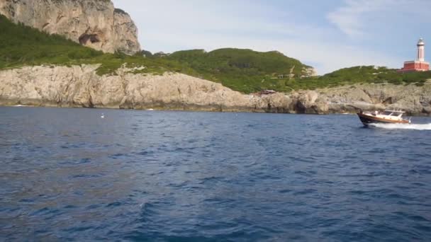 Viaje en barco por la isla de Capri — Vídeo de stock