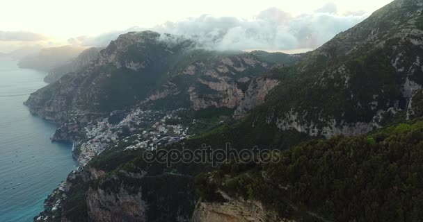 Volo in montagna sopra la costa amalfitana in Italia — Video Stock