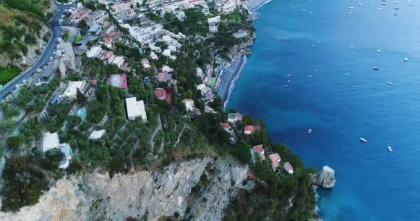 Gyönyörű repülés a Positano felett Amalfi partjainál Olaszországban — Stock videók