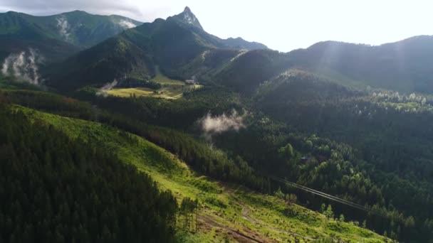 Flygfoto över hotel i vackra berg — Stockvideo